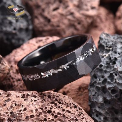Fashion Jewelry Rings 8mm Silver Black Hammered Brushed Tungsten Ring with Meteorite Shaving Inlay Men's Wedding Band